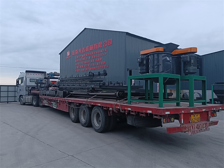 新疆吉木乃客戶年產(chǎn)一萬(wàn)噸顆粒有機(jī)肥生產(chǎn)線第一車發(fā)貨現(xiàn)場(chǎng)