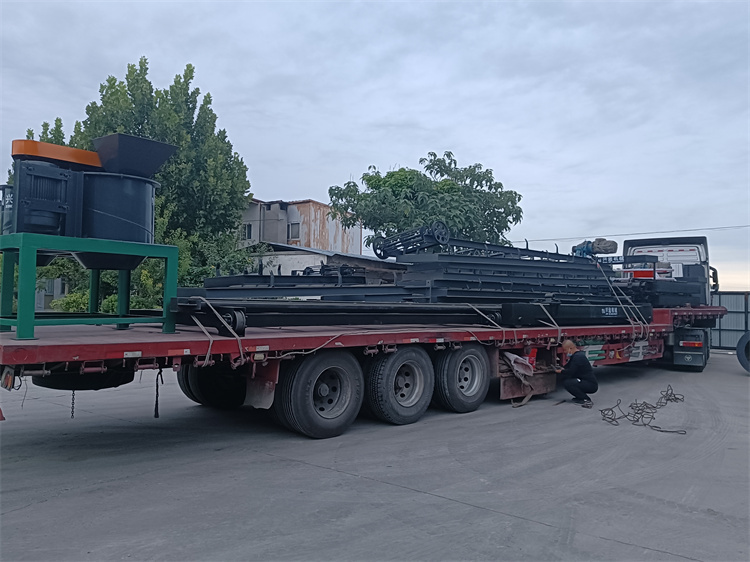 新疆吉木乃客戶年產(chǎn)一萬(wàn)噸顆粒有機(jī)肥生產(chǎn)線第一車發(fā)貨現(xiàn)場(chǎng)