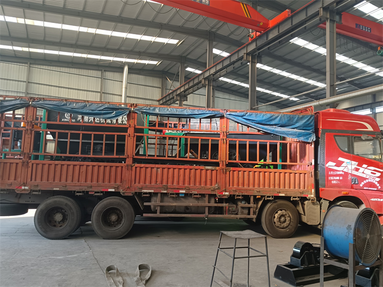 年產(chǎn)一萬噸粉劑有機(jī)肥生產(chǎn)線發(fā)貨現(xiàn)場