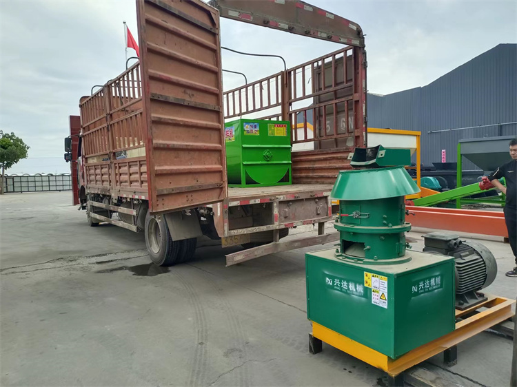 廣東肇慶客戶有機肥免烘干造粒機發(fā)貨現(xiàn)場