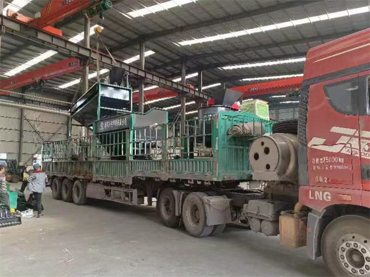 甘肅臨夏客戶年產(chǎn)一萬(wàn)噸粉劑有機(jī)肥生產(chǎn)線發(fā)貨現(xiàn)場(chǎng)