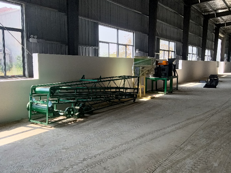 客戶年產(chǎn)5萬噸顆粒有機(jī)肥生產(chǎn)線設(shè)備到達(dá)現(xiàn)場陸陸續(xù)續(xù)開始安裝