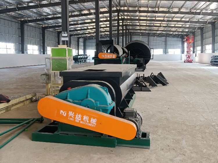 客戶年產(chǎn)5萬噸顆粒有機(jī)肥生產(chǎn)線設(shè)備到達(dá)現(xiàn)場陸陸續(xù)續(xù)開始安裝