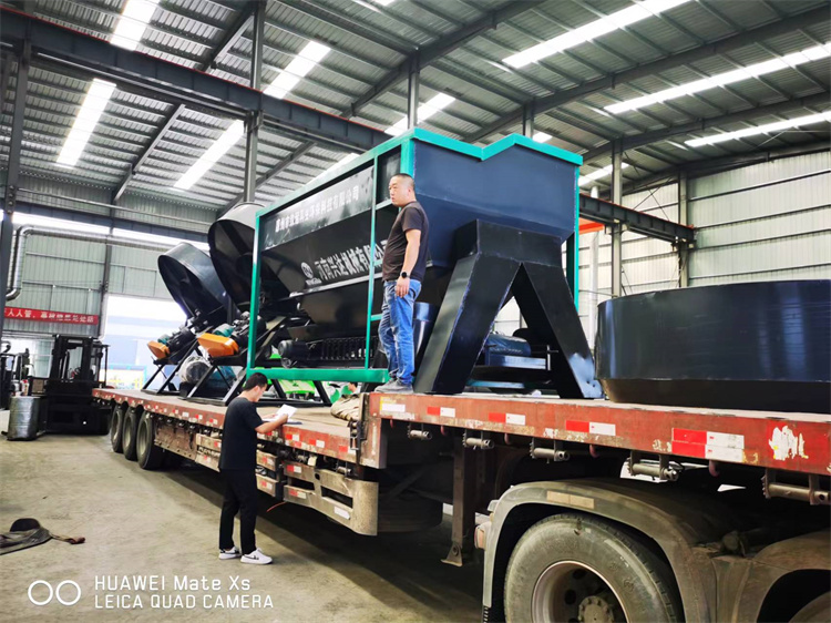 廣東惠州客戶年產(chǎn)3萬噸顆粒有機肥生產(chǎn)線第六車發(fā)貨現(xiàn)場